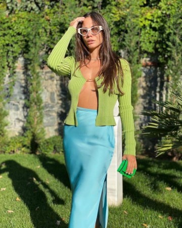 Məşhur aktrisa geyimi ilə gündəm oldu - FOTO